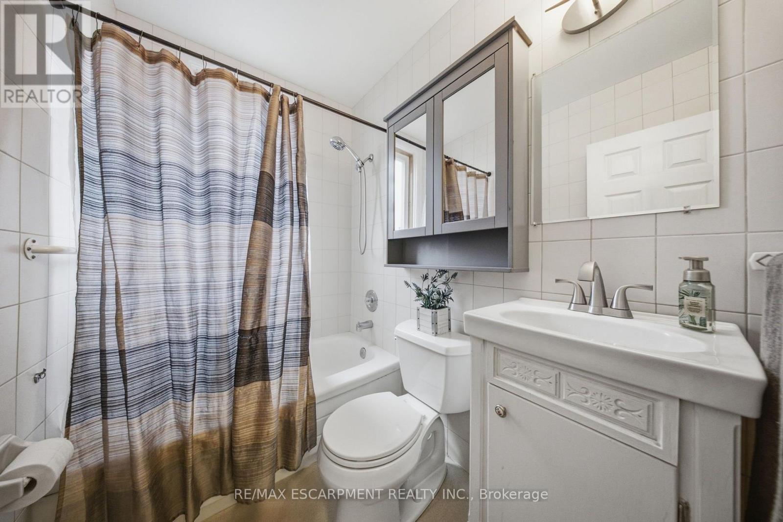 203 West 31St Street, Hamilton, ON - Indoor Photo Showing Bathroom