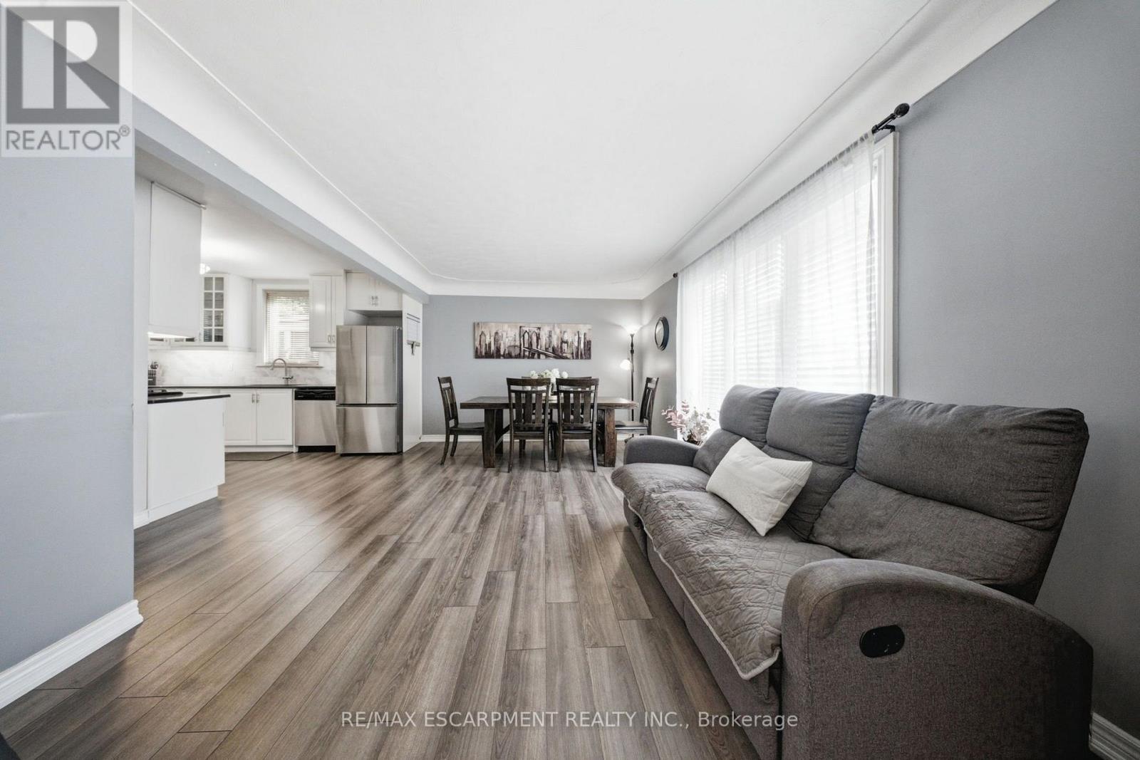 203 West 31St Street, Hamilton, ON - Indoor Photo Showing Living Room