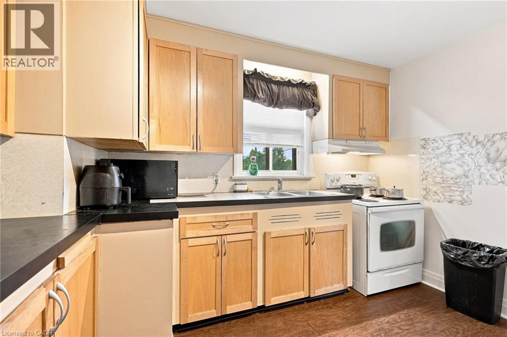 299 West 5Th Street, Hamilton, ON - Indoor Photo Showing Kitchen