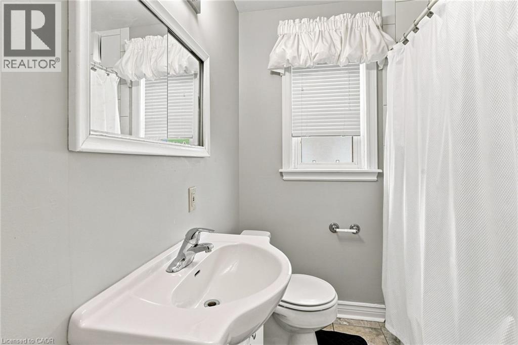 299 West 5Th Street, Hamilton, ON - Indoor Photo Showing Bathroom