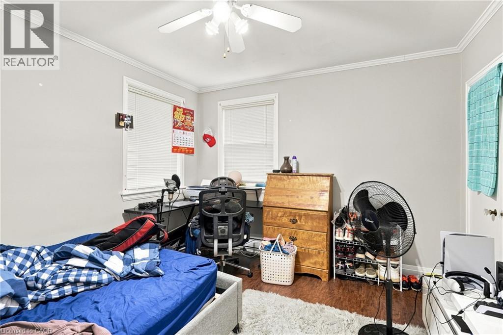 299 West 5Th Street, Hamilton, ON - Indoor Photo Showing Bedroom