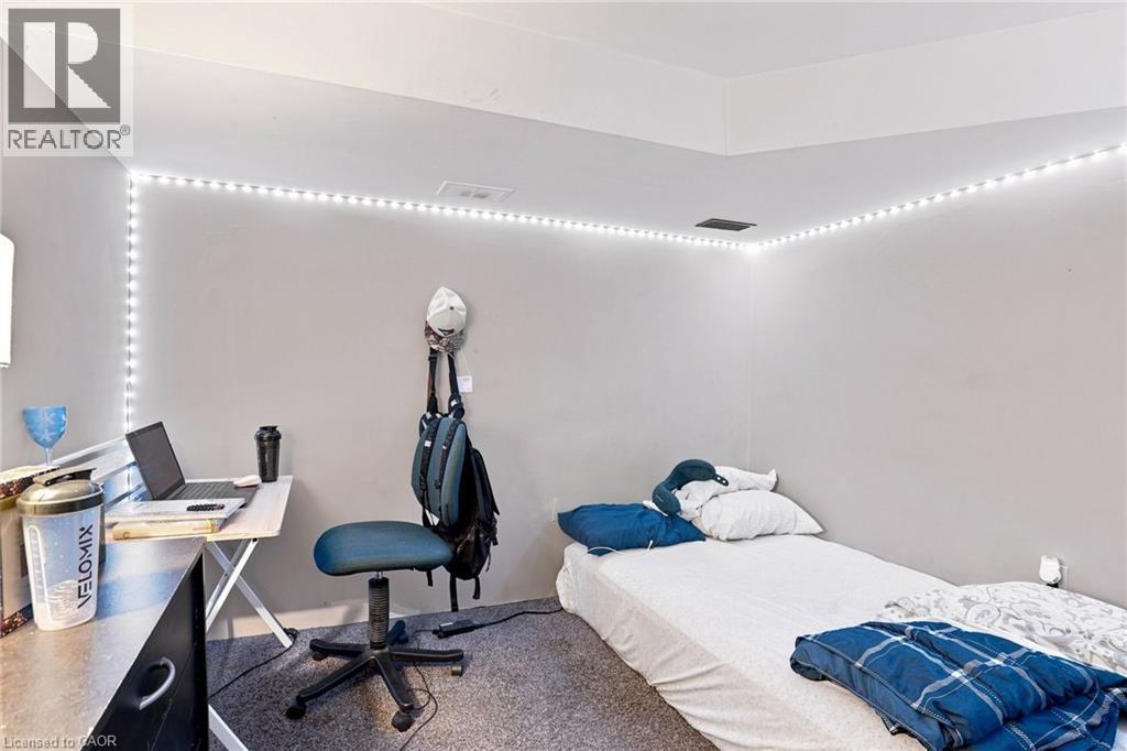 299 West 5Th Street, Hamilton, ON - Indoor Photo Showing Bedroom
