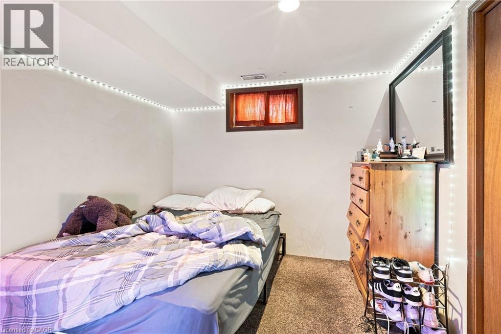 299 West 5Th Street, Hamilton, ON - Indoor Photo Showing Bedroom