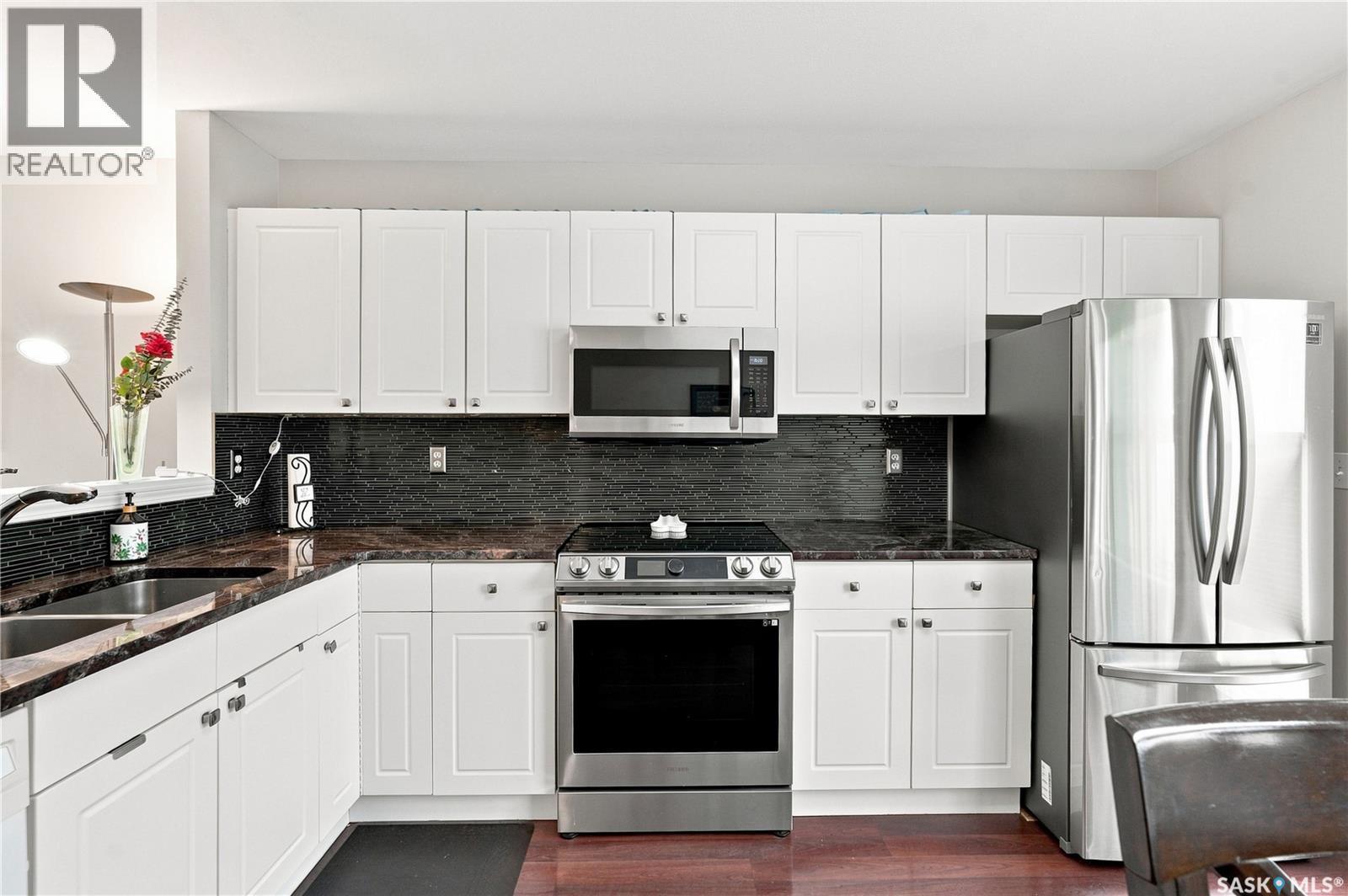 18 143 Gropper Crescent, Saskatoon, SK - Indoor Photo Showing Kitchen With Double Sink With Upgraded Kitchen