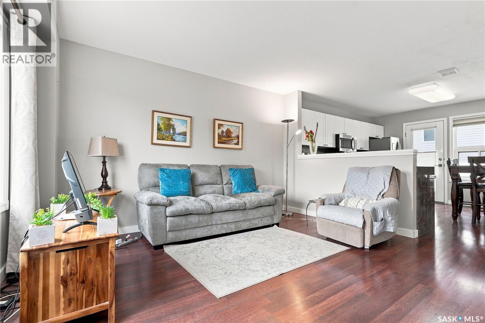 18 143 Gropper Crescent, Saskatoon, SK - Indoor Photo Showing Living Room