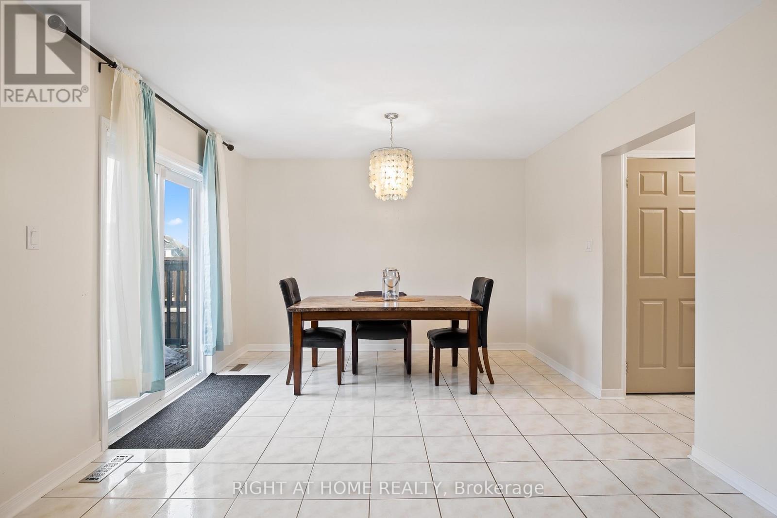 71 Hutton Place, Clarington, ON - Indoor Photo Showing Dining Room