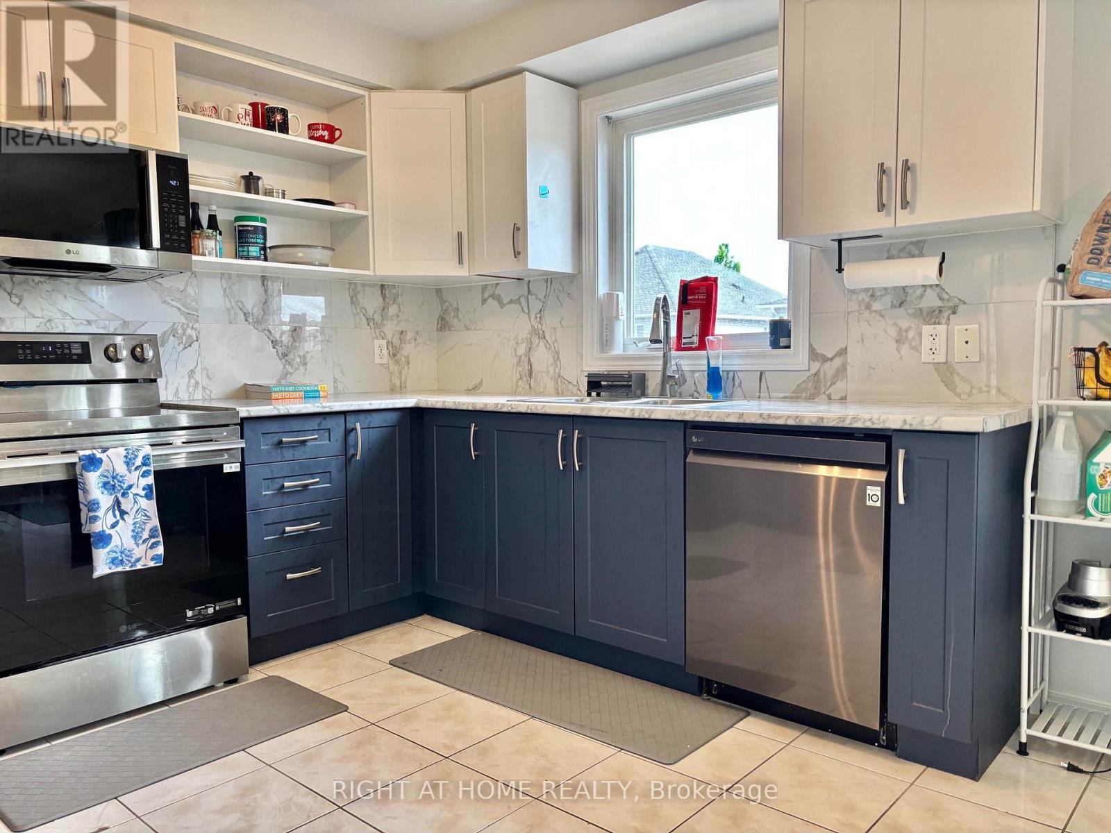 71 Hutton Place, Clarington, ON - Indoor Photo Showing Kitchen With Stainless Steel Kitchen With Upgraded Kitchen
