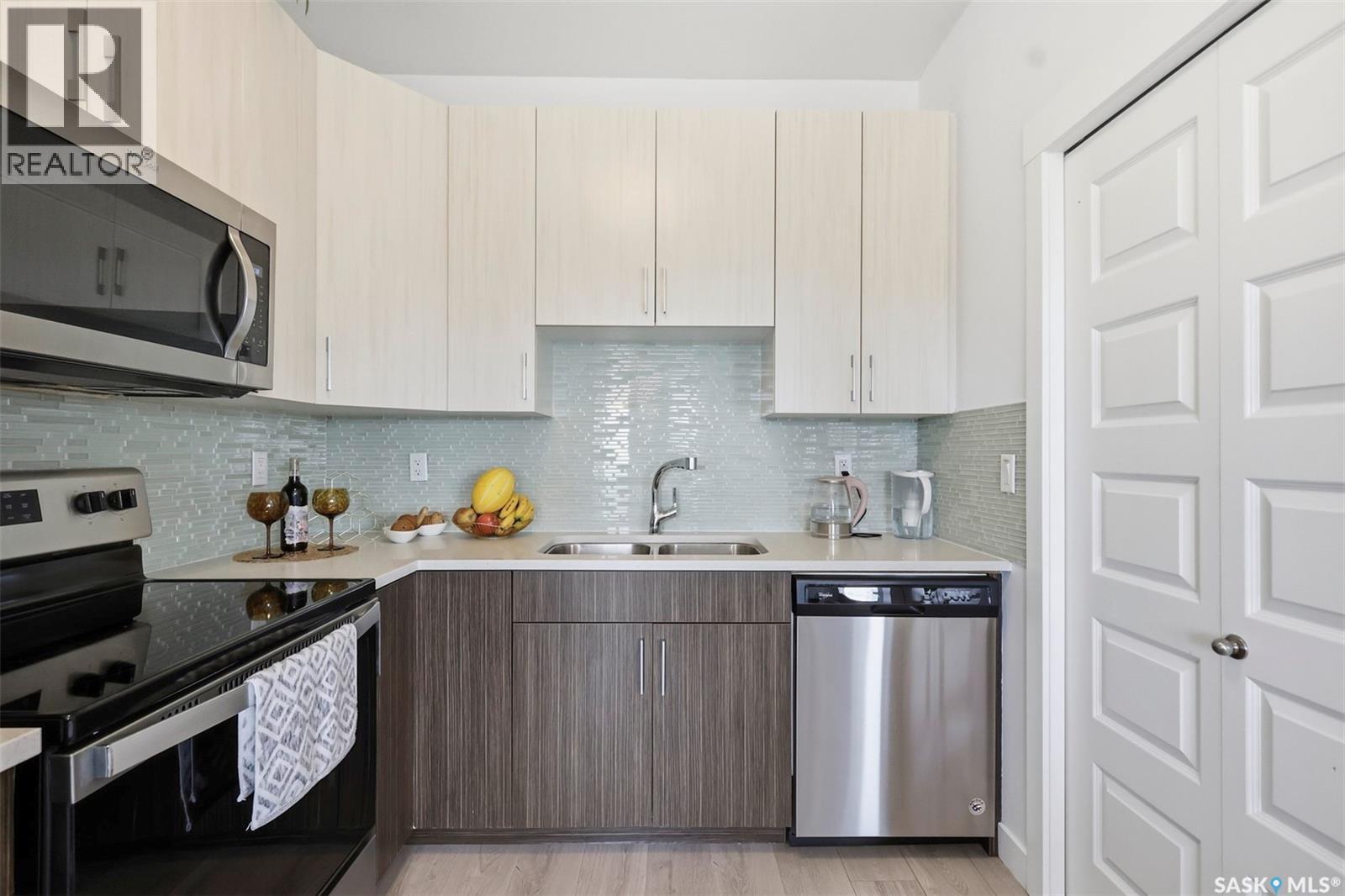 31 510 Kloppenburg Crescent, Saskatoon, SK - Indoor Photo Showing Kitchen With Stainless Steel Kitchen With Double Sink