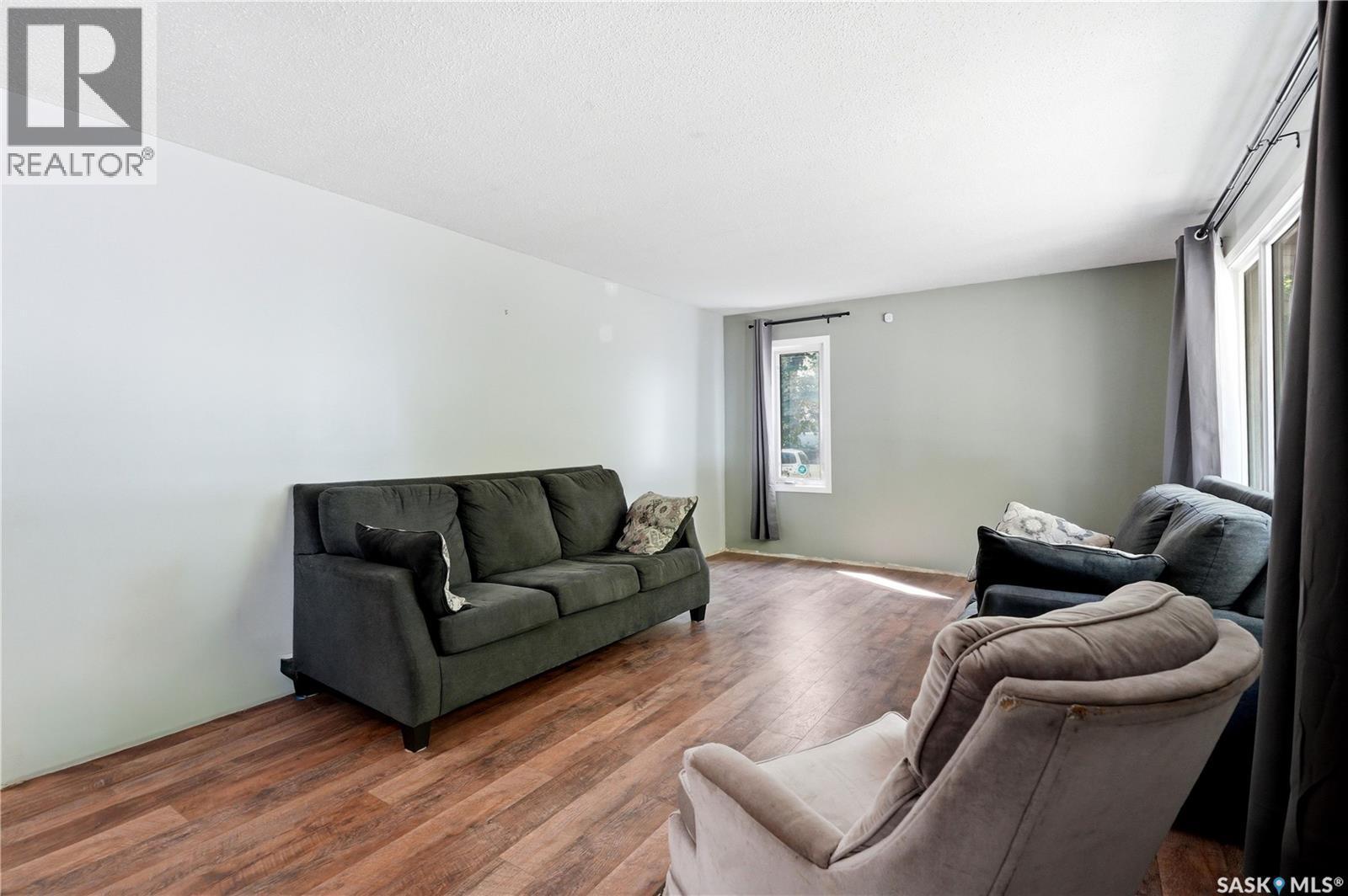 3234 Maxwell Street, Saskatoon, SK - Indoor Photo Showing Living Room