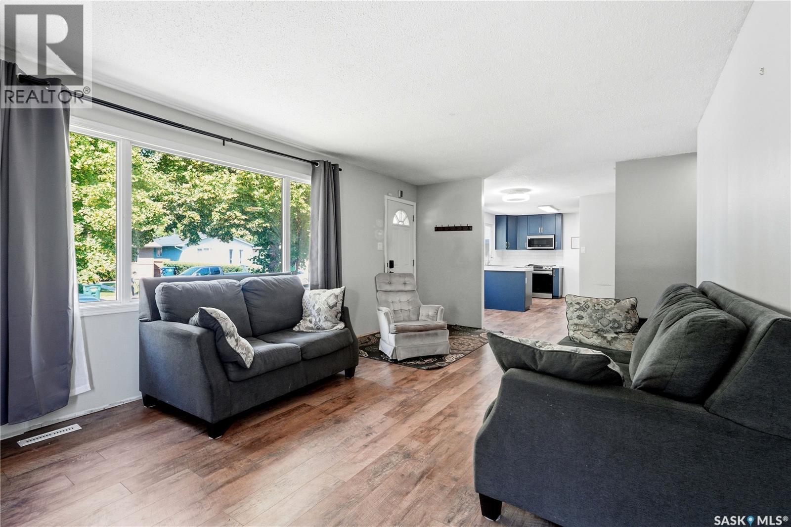 3234 Maxwell Street, Saskatoon, SK - Indoor Photo Showing Living Room