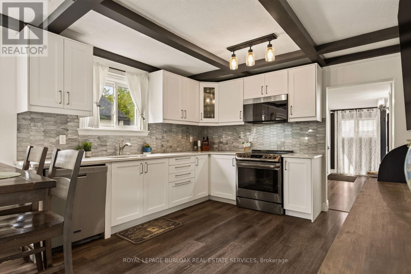 29 Hixon Road, Hamilton, ON - Indoor Photo Showing Kitchen With Upgraded Kitchen