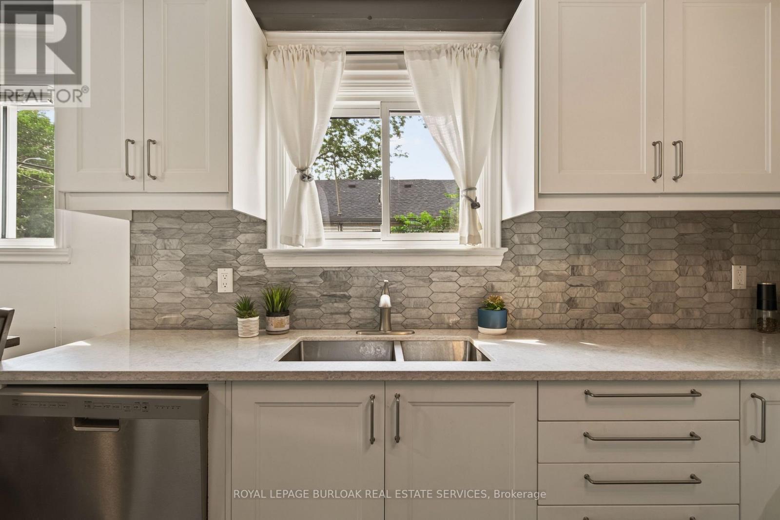 29 Hixon Road, Hamilton, ON - Indoor Photo Showing Kitchen With Double Sink With Upgraded Kitchen