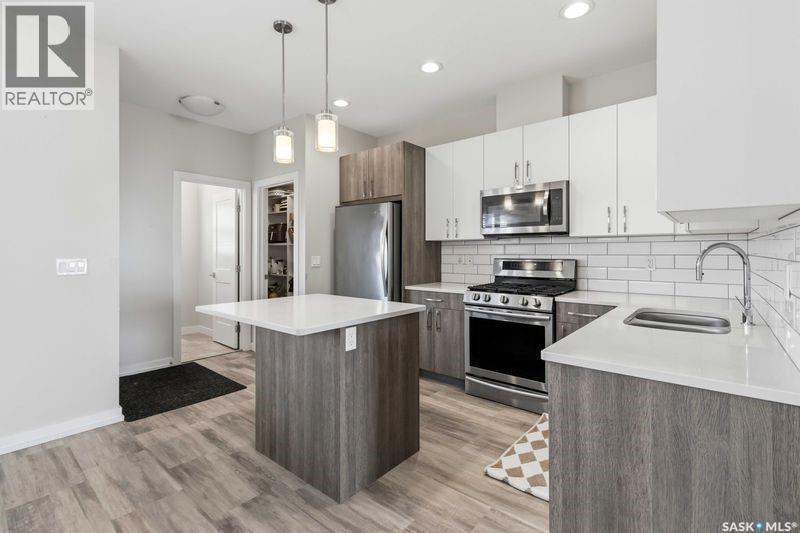 635 Evergreen Boulevard, Saskatoon, SK - Indoor Photo Showing Kitchen With Stainless Steel Kitchen With Double Sink With Upgraded Kitchen
