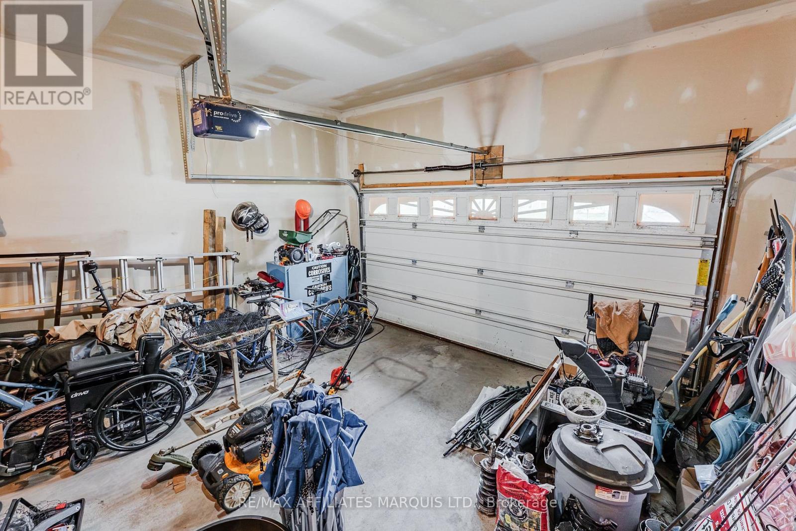 2230 Glen Brook Drive, Cornwall, ON - Indoor Photo Showing Garage