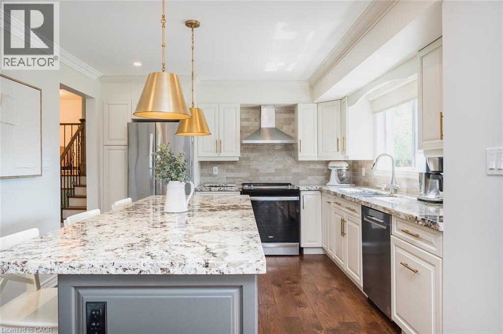 5410 Clive Crescent, Burlington, ON - Indoor Photo Showing Kitchen With Upgraded Kitchen