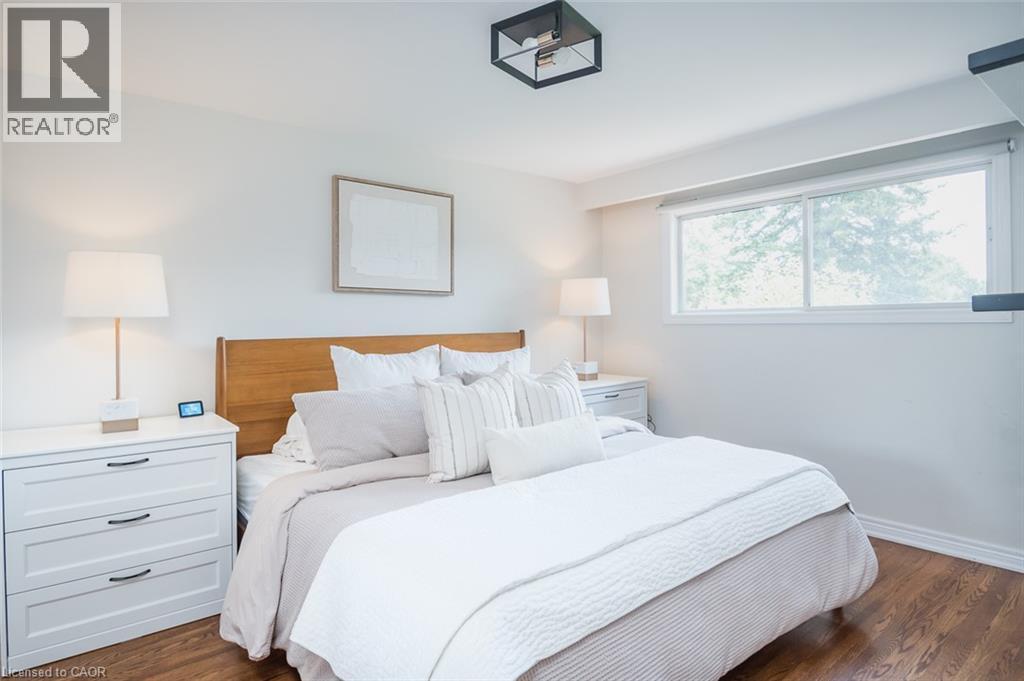 5410 Clive Crescent, Burlington, ON - Indoor Photo Showing Bedroom