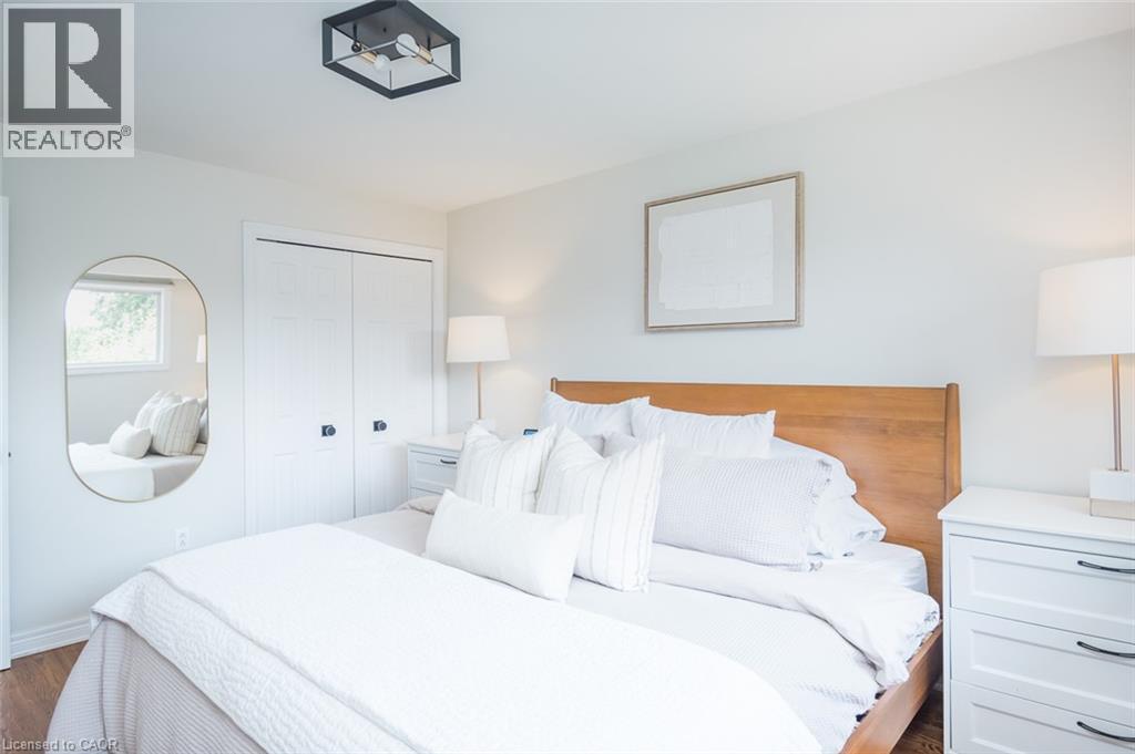 5410 Clive Crescent, Burlington, ON - Indoor Photo Showing Bedroom