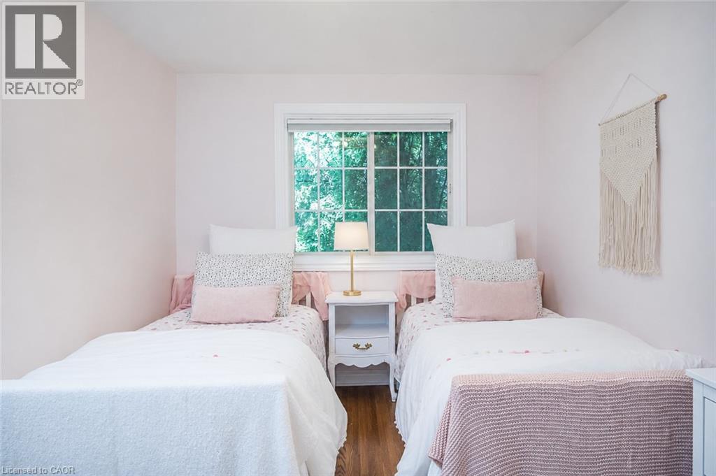 5410 Clive Crescent, Burlington, ON - Indoor Photo Showing Bedroom