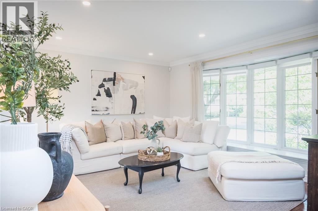 5410 Clive Crescent, Burlington, ON - Indoor Photo Showing Living Room