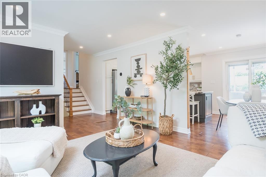 5410 Clive Crescent, Burlington, ON - Indoor Photo Showing Living Room