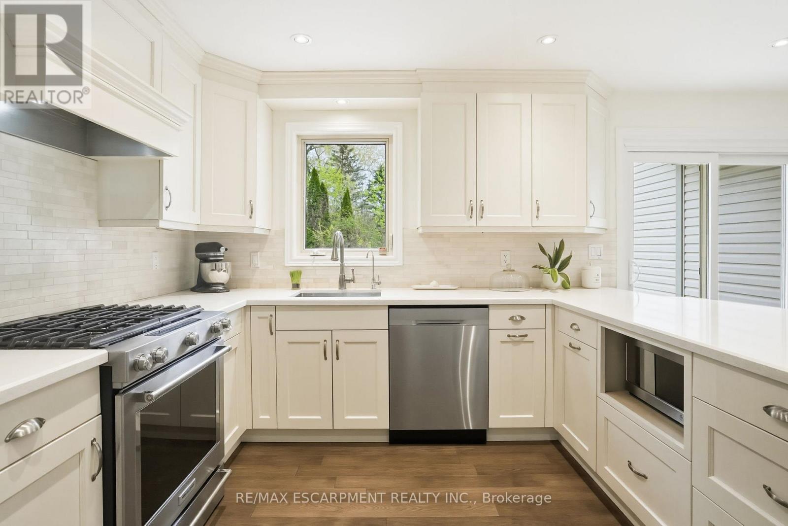 2000 15Th Side Road, Milton, ON - Indoor Photo Showing Kitchen With Upgraded Kitchen