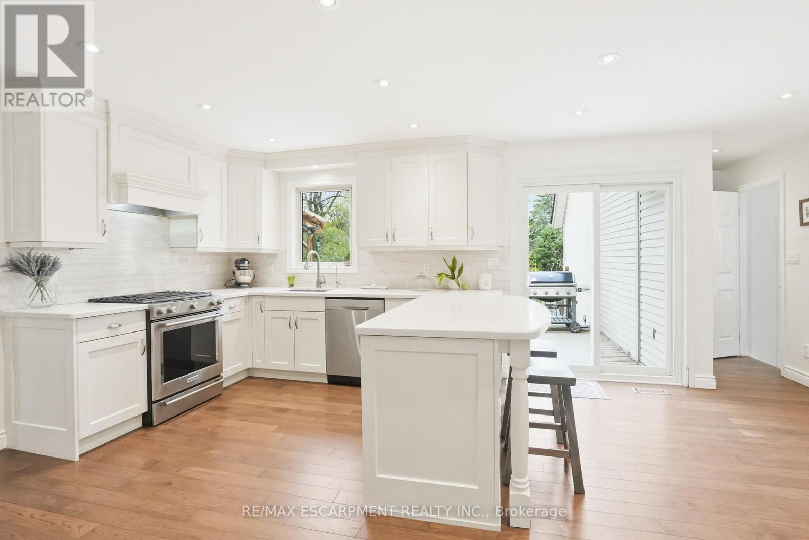 2000 15Th Side Road, Milton, ON - Indoor Photo Showing Kitchen With Upgraded Kitchen