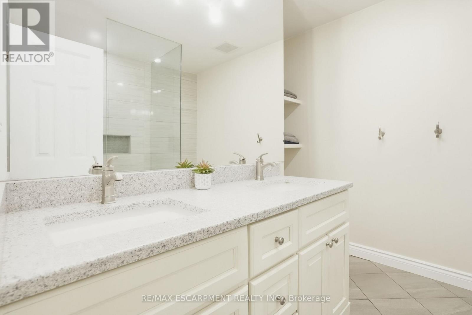 2000 15Th Side Road, Milton, ON - Indoor Photo Showing Bathroom