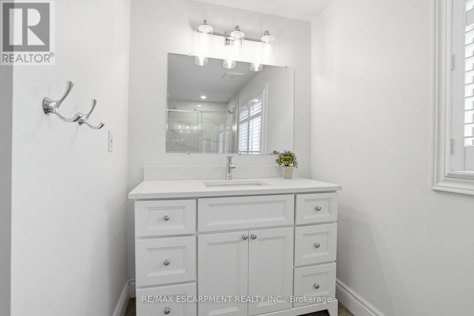 2000 15Th Side Road, Milton, ON - Indoor Photo Showing Bathroom