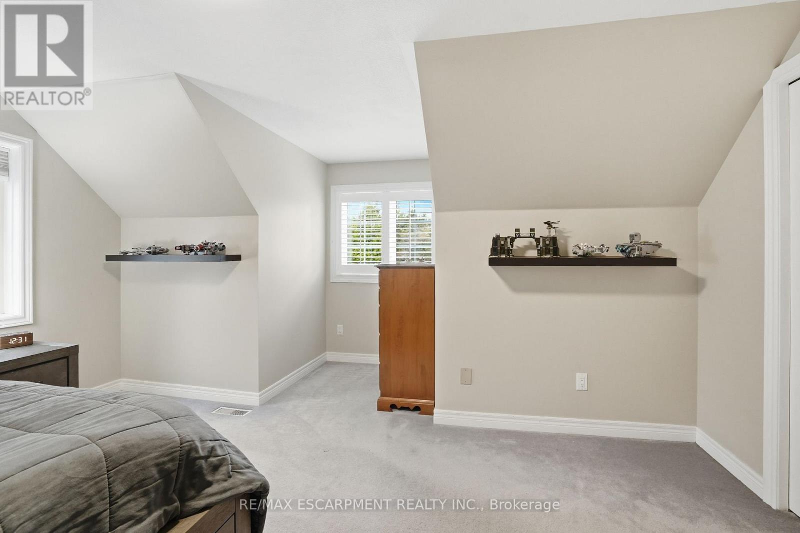 2000 15Th Side Road, Milton, ON - Indoor Photo Showing Bedroom