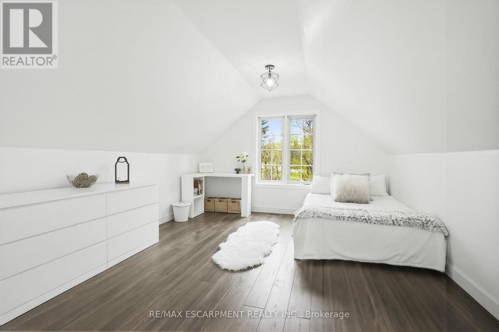 2000 15Th Side Road, Milton, ON - Indoor Photo Showing Bedroom