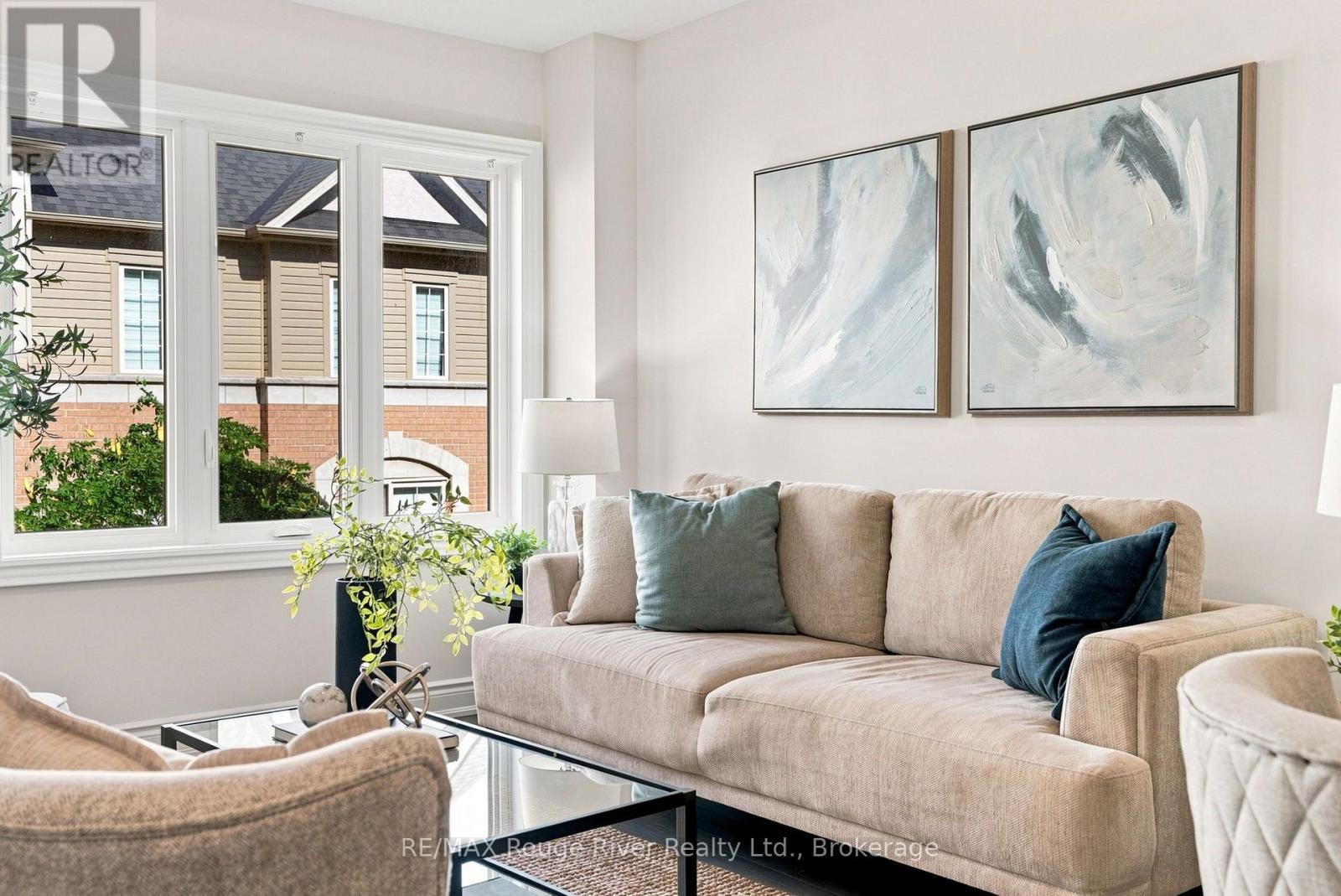 2607 Magdalen Path W, Oshawa (Windfields), ON - Indoor Photo Showing Living Room