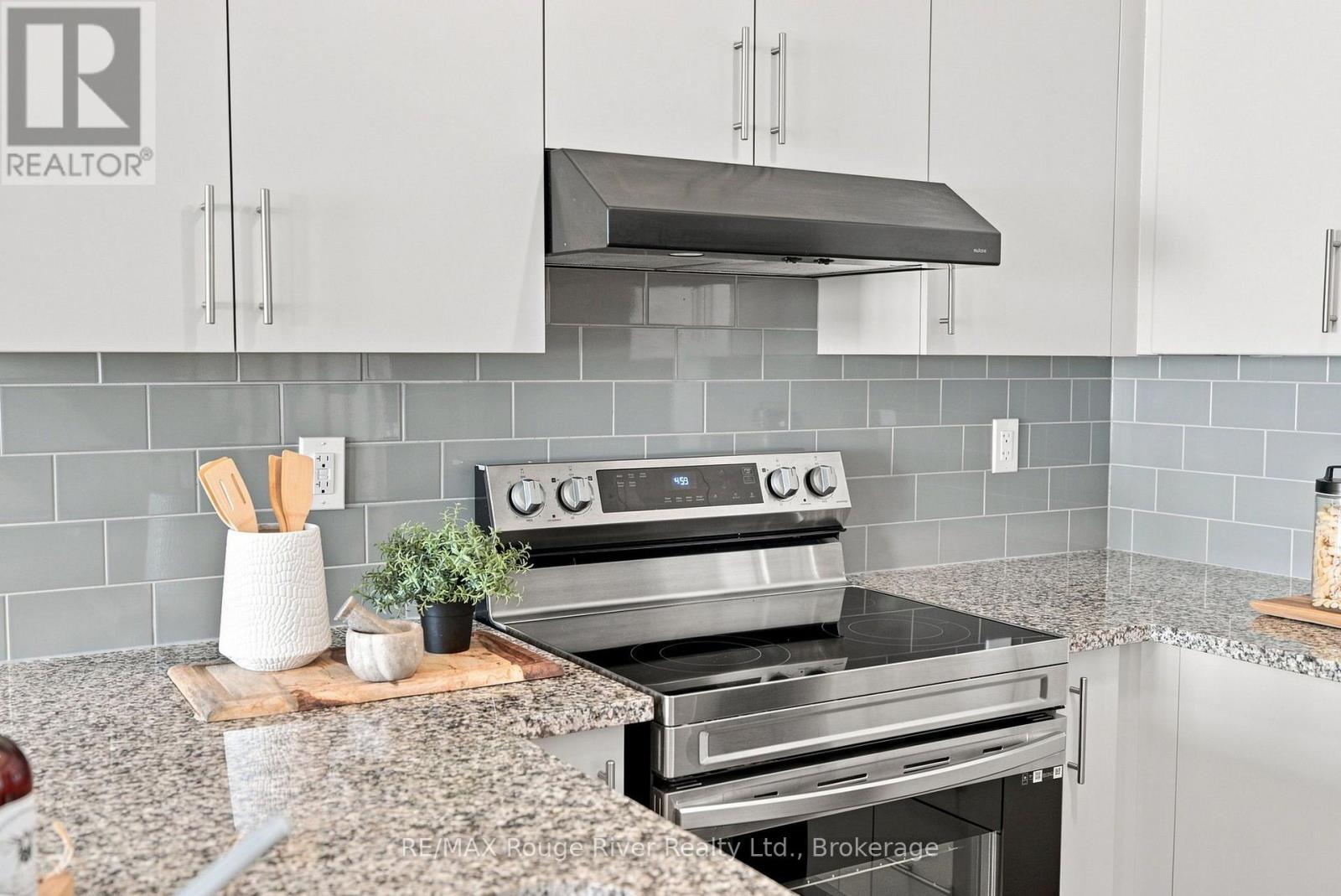 2607 Magdalen Path W, Oshawa (Windfields), ON - Indoor Photo Showing Kitchen With Stainless Steel Kitchen With Upgraded Kitchen