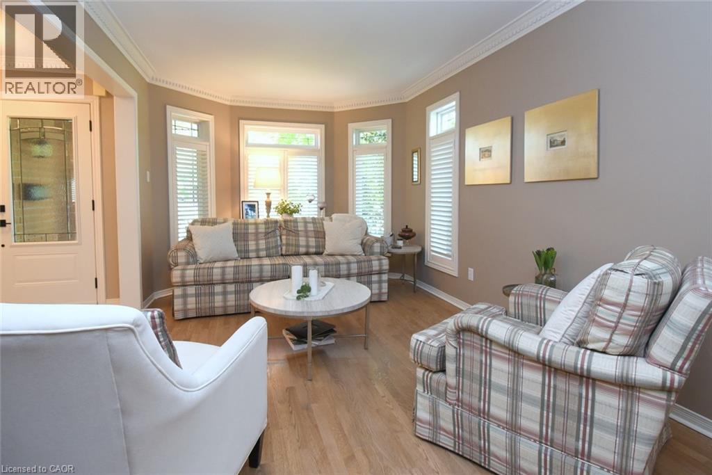 Crown molding accents throughout - 470 Amanda Crescent, Burlington, ON - Indoor Photo Showing Living Room