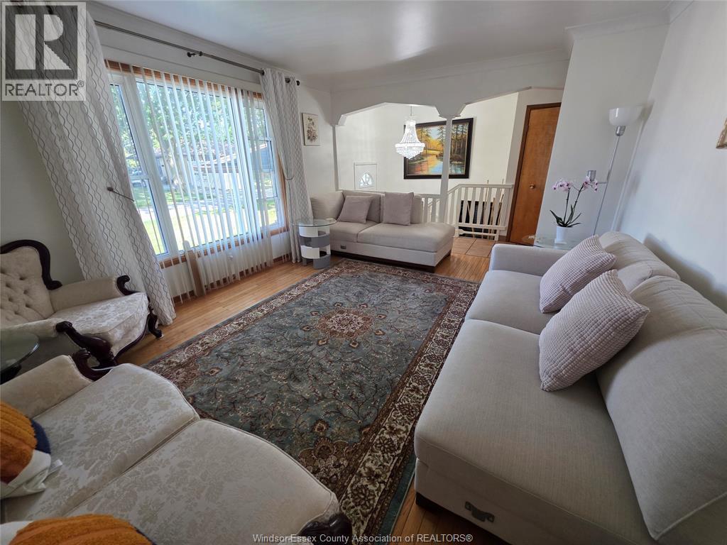 3767 Turner, Windsor, ON - Indoor Photo Showing Living Room