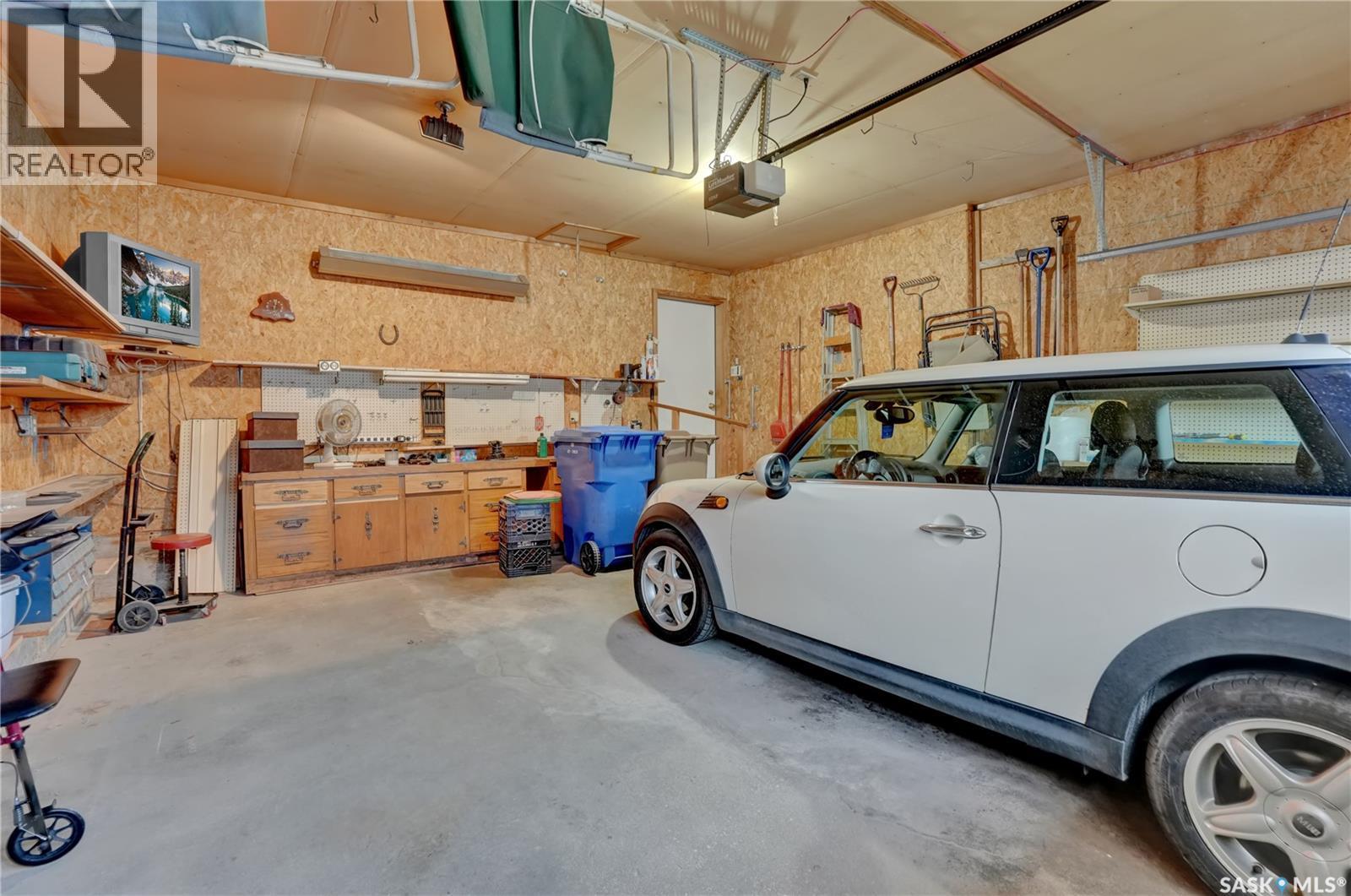 1146 Selo Place, Regina, SK - Indoor Photo Showing Garage