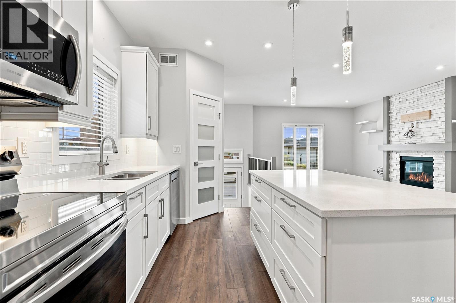 134 Bolstad Way, Saskatoon, SK - Indoor Photo Showing Kitchen With Double Sink With Upgraded Kitchen
