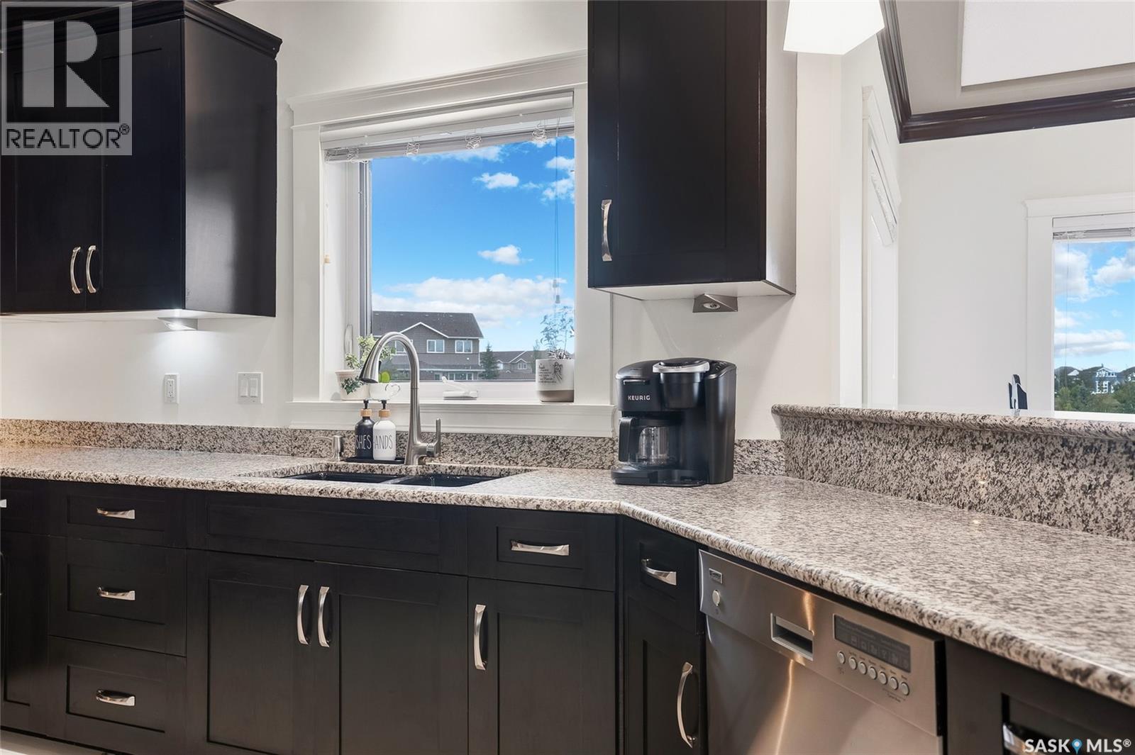 242 Denham Crescent, Saskatoon, SK - Indoor Photo Showing Kitchen With Double Sink With Upgraded Kitchen