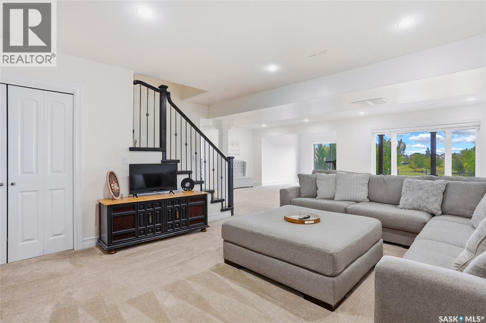242 Denham Crescent, Saskatoon, SK - Indoor Photo Showing Living Room