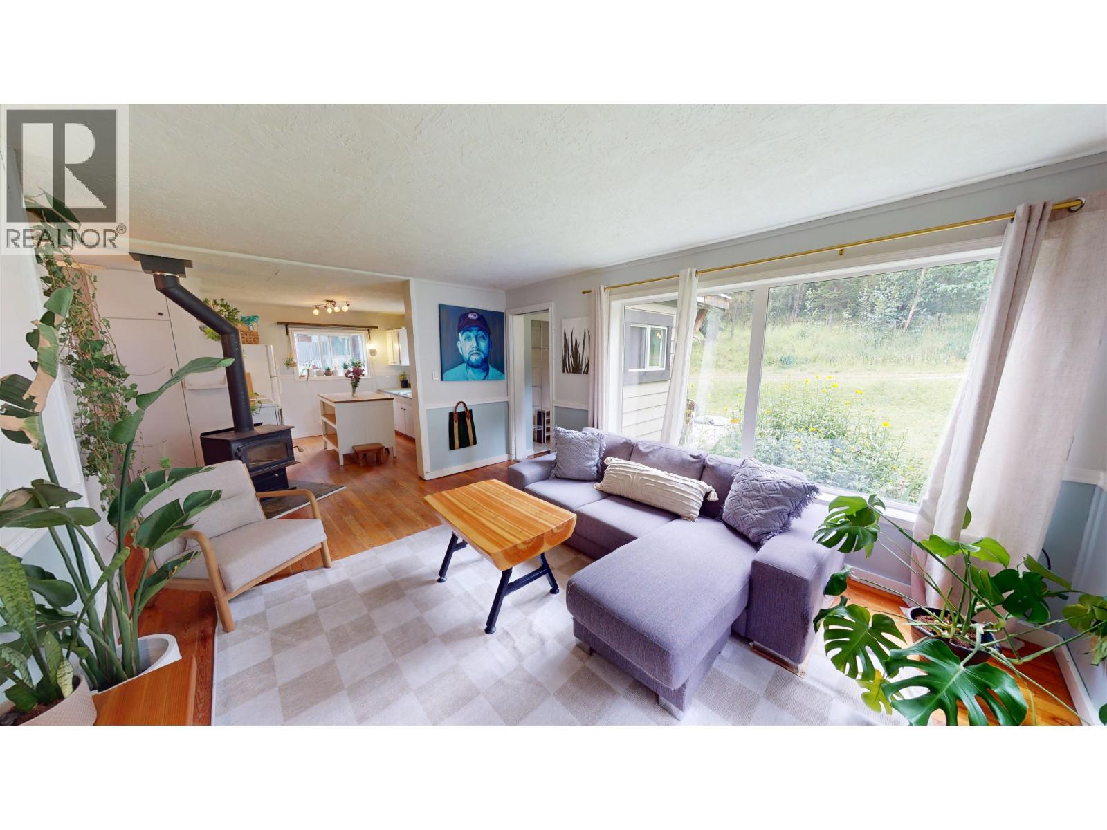 1154 Marsh Road, Quesnel, BC - Indoor Photo Showing Living Room