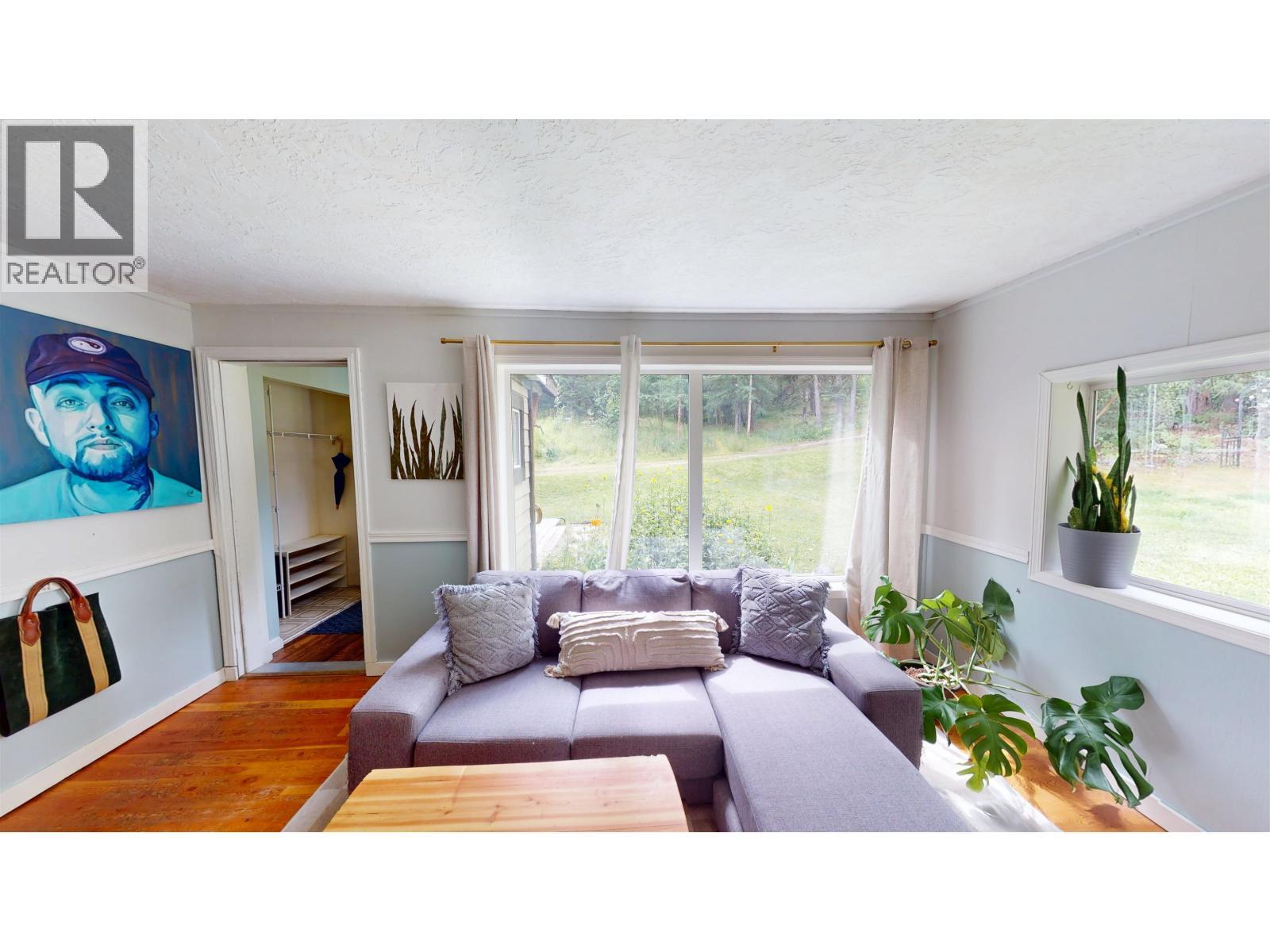 1154 Marsh Road, Quesnel, BC - Indoor Photo Showing Living Room
