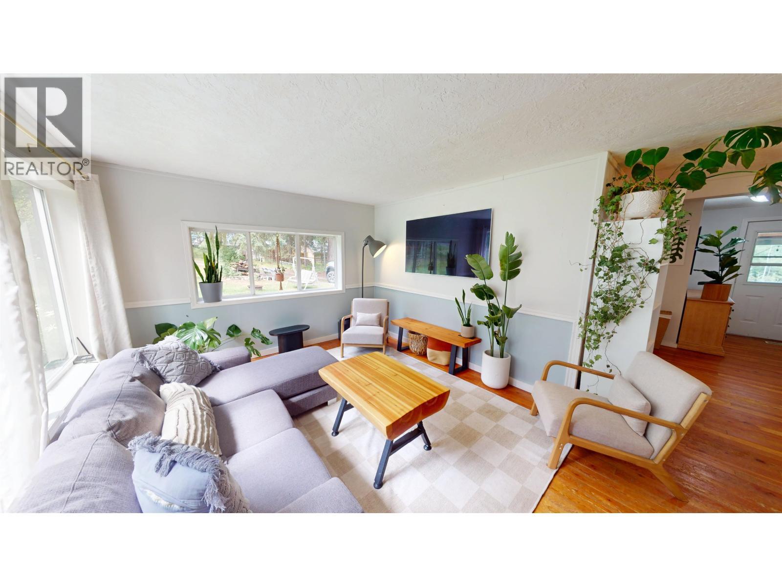 1154 Marsh Road, Quesnel, BC - Indoor Photo Showing Living Room