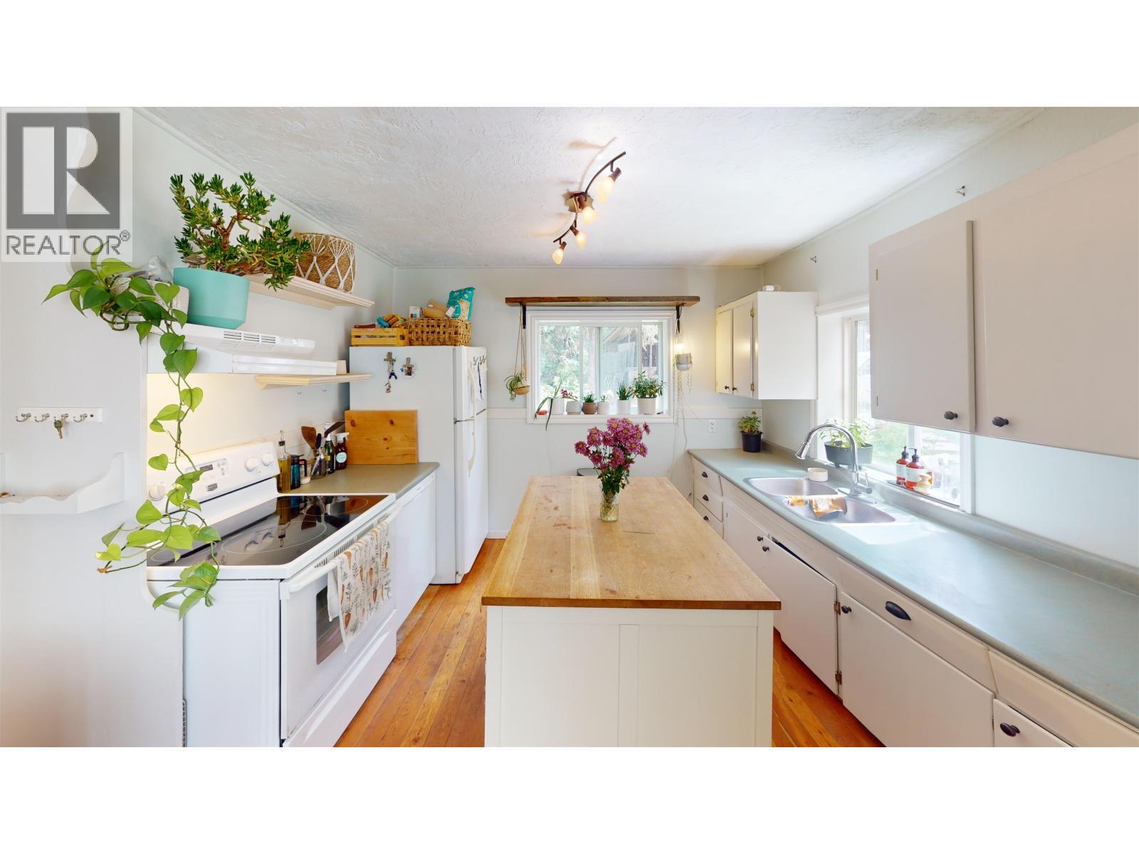 1154 Marsh Road, Quesnel, BC - Indoor Photo Showing Kitchen