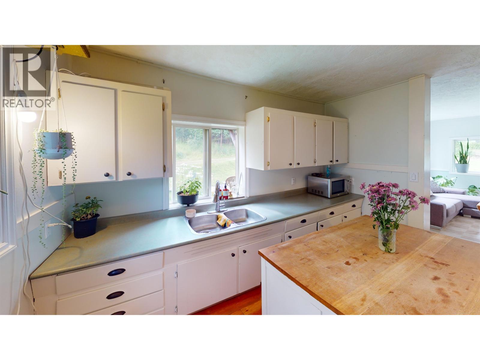 1154 Marsh Road, Quesnel, BC - Indoor Photo Showing Kitchen With Double Sink