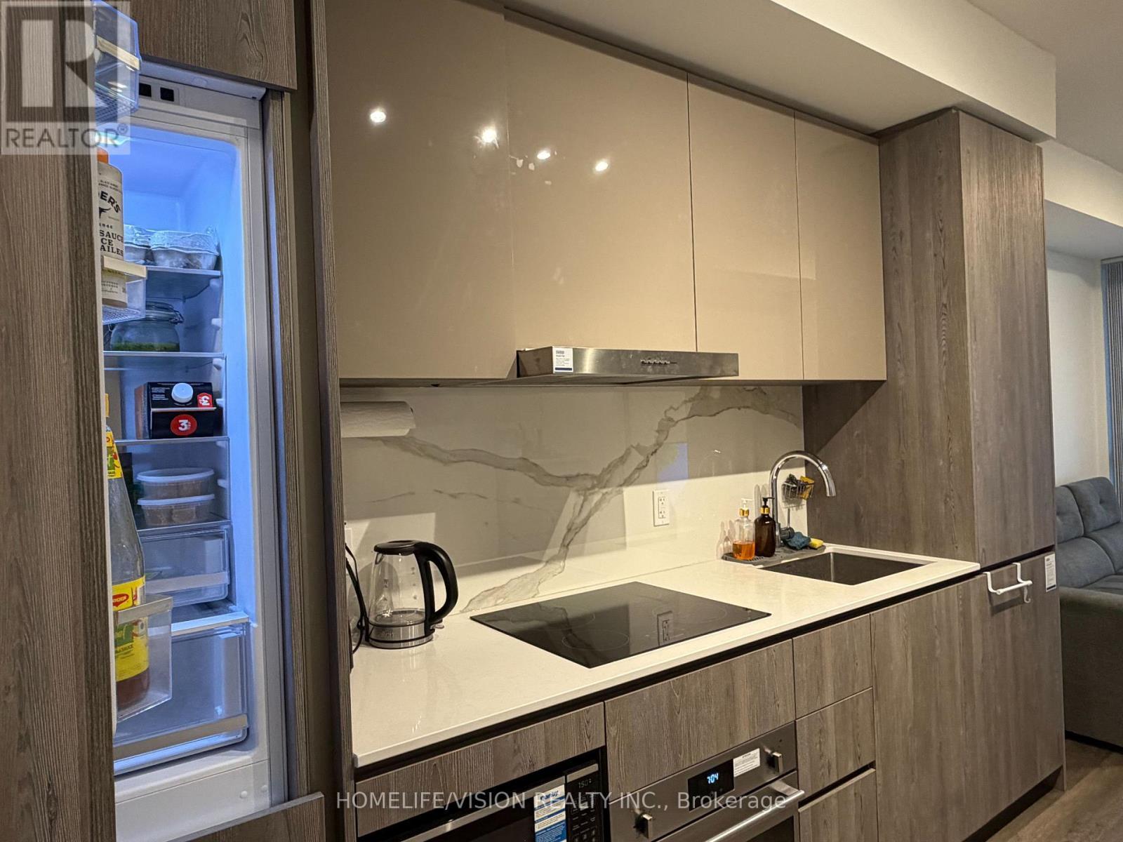 3207 - 8 Interchange Way, Vaughan, ON - Indoor Photo Showing Kitchen With Upgraded Kitchen