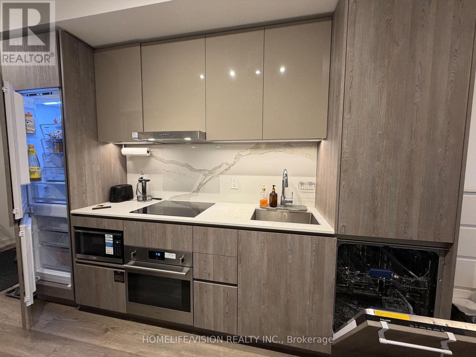 3207 - 8 Interchange Way, Vaughan, ON - Indoor Photo Showing Kitchen With Upgraded Kitchen