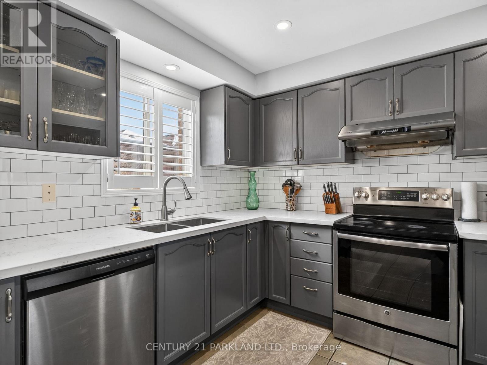 181 Purcell Crescent, Vaughan, ON - Indoor Photo Showing Kitchen With Double Sink With Upgraded Kitchen