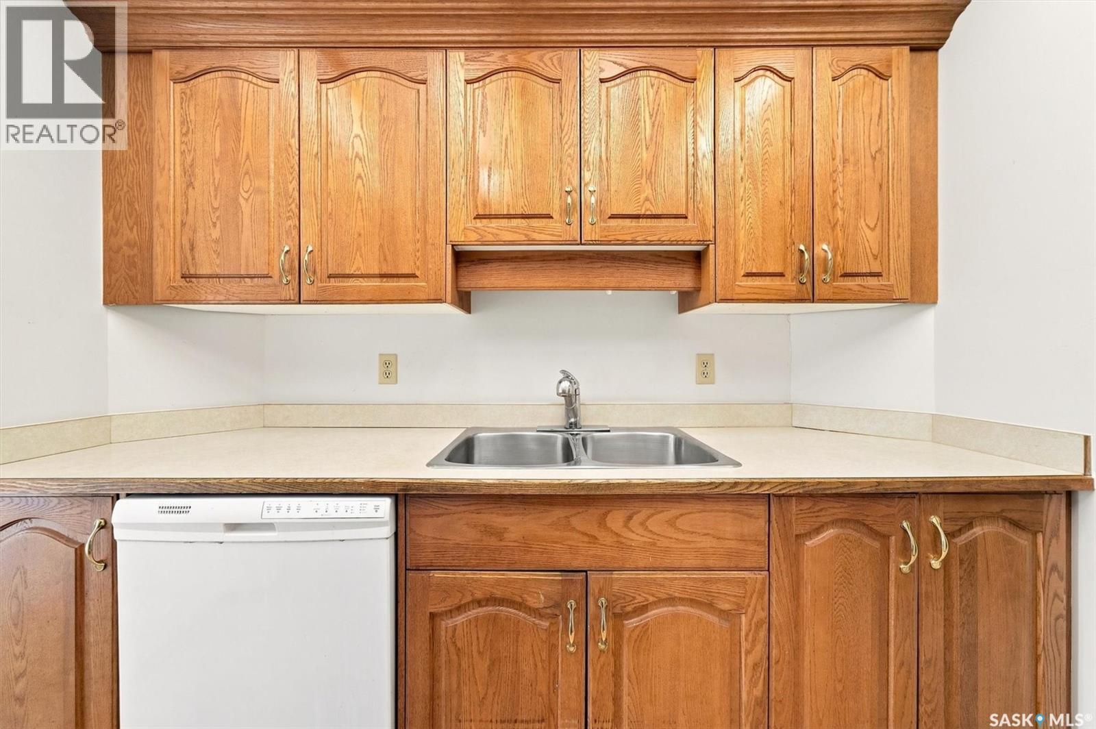 202 1215 Louise Avenue, Saskatoon, SK - Indoor Photo Showing Kitchen With Double Sink