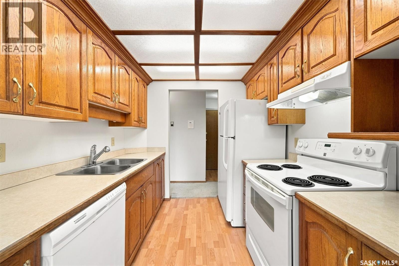 202 1215 Louise Avenue, Saskatoon, SK - Indoor Photo Showing Kitchen With Double Sink