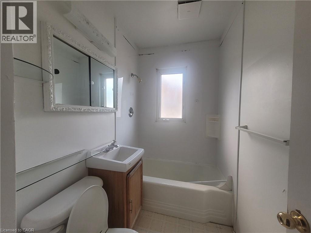 241 Haddon Avenue S, Hamilton, ON - Indoor Photo Showing Bathroom