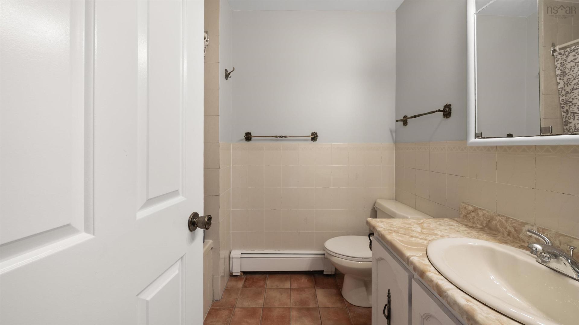 47 Forest Road, Dartmouth, NS - Indoor Photo Showing Bathroom